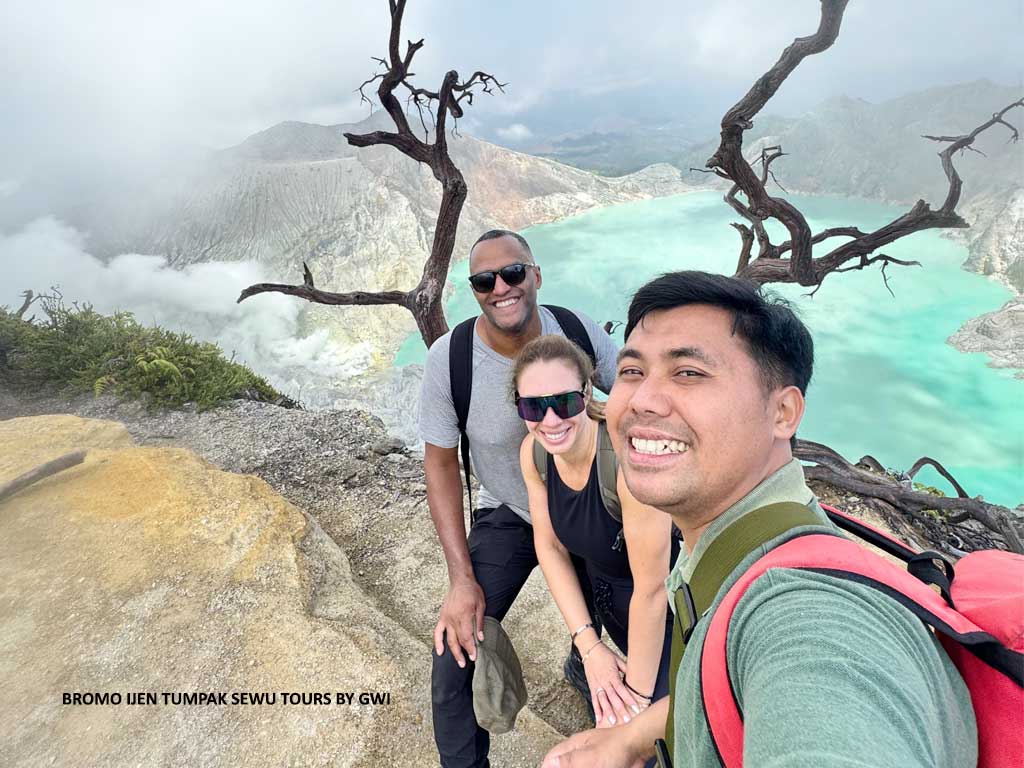 Bromo Ijen Tumpak Sewu Tour 4 Days 3 Nights: Sunrise over Mount Bromo volcano and turquoise Ijen Crater lake.